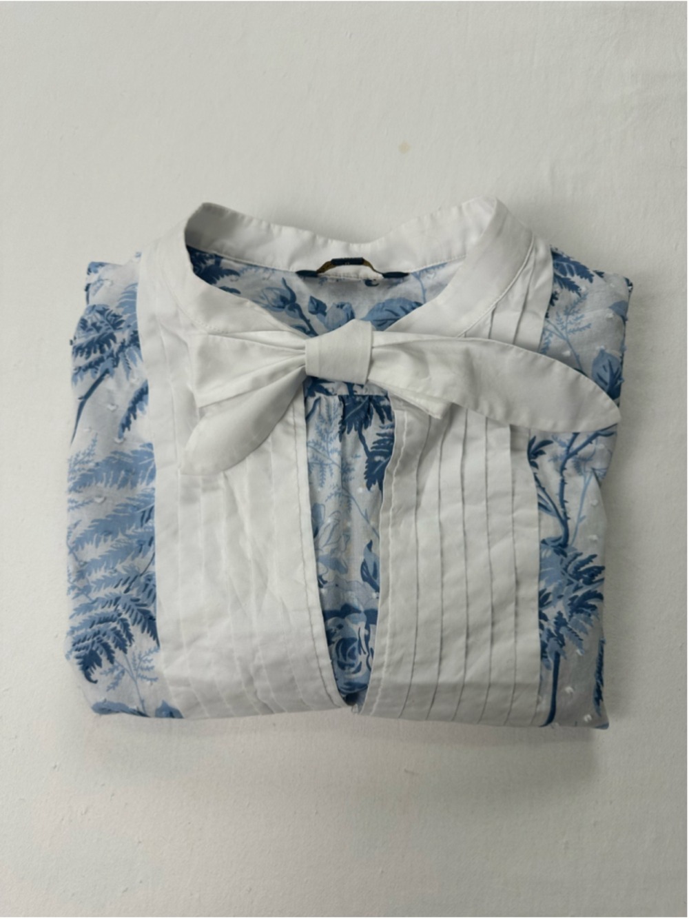 Brooks Brothers Blue Toile Cotton Tie-Neck Blouse White Bib Floral Top Size M - Picture 11 of 12